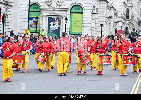 London, Großbritannien. 01. Januar 2023. Die alljährliche Silvesterparade in London mit Hunderten von Festwagen am 1. Januar 2023 im Zentrum von London, Großbritannien. Kredit: Siehe Li/Picture Capital/Alamy Live News Stockfoto