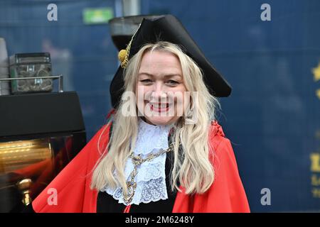 London, Großbritannien. 01. Januar 2023. Die alljährliche Silvesterparade in London mit Hunderten von Festwagen am 1. Januar 2023 im Zentrum von London, Großbritannien. Kredit: Siehe Li/Picture Capital/Alamy Live News Stockfoto