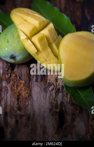 Mango-Frucht und Mango Würfel auf dem Holztisch. Stockfoto