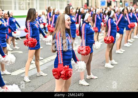 London, Großbritannien. 01. Januar 2023. Die alljährliche Silvesterparade in London mit Hunderten von Festwagen am 1. Januar 2023 im Zentrum von London, Großbritannien. Kredit: Siehe Li/Picture Capital/Alamy Live News Stockfoto