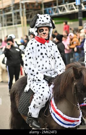 London, Großbritannien. 01. Januar 2023. Die alljährliche Silvesterparade in London mit Hunderten von Festwagen am 1. Januar 2023 im Zentrum von London, Großbritannien. Kredit: Siehe Li/Picture Capital/Alamy Live News Stockfoto