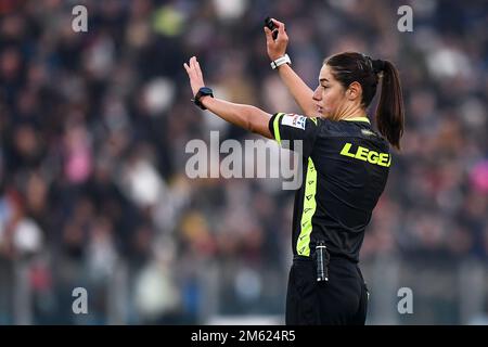 Turin, Italien. 30. Dezember 2022 Schiedsrichter Maria Sole Ferrieri Caputi Gesten während des freundlichen Fußballspiels zwischen dem FC Juventus und Standard Lüttich. Kredit: Nicolò Campo/Alamy Live News Stockfoto