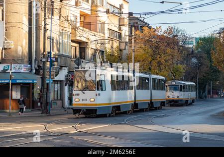 Ein Bild einer Straßenbahn in Bukarest. Stockfoto