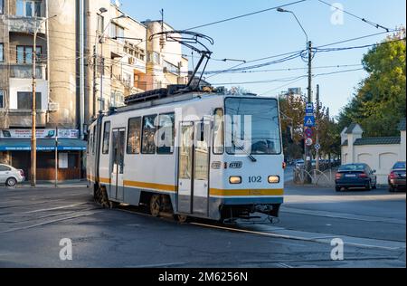 Ein Bild einer Straßenbahn in Bukarest. Stockfoto