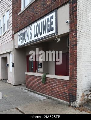 Racine, Wisconsin, USA. 1. Januar 2023. Die Polizei beschrieb eine „chaotische Szene“, als sie gegen 2:30 Uhr in Rerun's Lounge ankamen, einer Bar in Racine, Wisconsin Sonntag, den 1. Januar 2023 und fand zwei Menschen erschossen worden. Keine Verdächtigen sind in Gewahrsam. (Kreditbild: © Mark Hertzberg/ZUMA Press Wire) Stockfoto