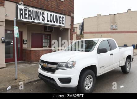 Racine, Wisconsin, USA. 1. Januar 2023. Ein Zuschauer sagt, dass dieser weiße Truck vor der Bar, wo die Polizei eine „chaotische Szene“ beschrieb, als sie gegen 2:30 Uhr in Rerun's Lounge, einer Bar in Racine, Wisconsin, ankamen Sonntag, den 1. Januar 2023 und fand zwei Menschen erschossen worden waren, gehörten einem der Opfer. Keine Verdächtigen sind in Gewahrsam. (Kreditbild: © Mark Hertzberg/ZUMA Press Wire) Stockfoto