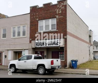 Racine, Wisconsin, USA. 1. Januar 2023. Ein Zuschauer sagt, dass dieser weiße Truck vor der Bar, wo die Polizei eine „chaotische Szene“ beschrieb, als sie gegen 2:30 Uhr in Rerun's Lounge, einer Bar in Racine, Wisconsin, ankamen Sonntag, den 1. Januar 2023 und fand zwei Menschen erschossen worden waren, gehörten einem der Opfer. Keine Verdächtigen sind in Gewahrsam. (Kreditbild: © Mark Hertzberg/ZUMA Press Wire) Stockfoto