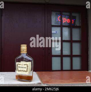 Racine, Wisconsin, USA. 1. Januar 2023. Eine Flasche Spirituosen befindet sich auf dem Vorsprung vor der Bar, wo die Polizei eine „chaotische Szene“ beschrieb, als sie gegen 2:30 Uhr in Rerun's Lounge, einer Bar in Racine, Wisconsin, ankamen Sonntag, den 1. Januar 2023 und fand zwei Menschen erschossen worden. Keine Verdächtigen sind in Gewahrsam. (Kreditbild: © Mark Hertzberg/ZUMA Press Wire) Stockfoto