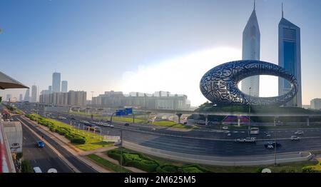 Dubai, VAE - 27. November 2021: Panoramablick auf das Museum of Future und die Emirates Towers. Modernes futuristisches Museum, erbaut nach dem Entwurf des Architekten Shaun Killa. Stockfoto