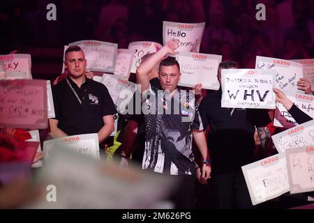 Chris Dobey spielt Michael van Gerwen am 14. Tag der Cazoo Dart-Weltmeisterschaft im Alexandra Palace, London. Foto: Sonntag, 1. Januar 2023. Stockfoto