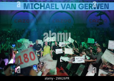 Michael van Gerwen spielt Chris Dobey am 14. Tag der Cazoo Dart-Weltmeisterschaft im Alexandra Palace, London. Foto: Sonntag, 1. Januar 2023. Stockfoto