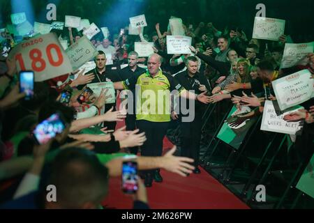 Michael van Gerwen spielt Chris Dobey am 14. Tag der Cazoo Dart-Weltmeisterschaft im Alexandra Palace, London. Foto: Sonntag, 1. Januar 2023. Stockfoto