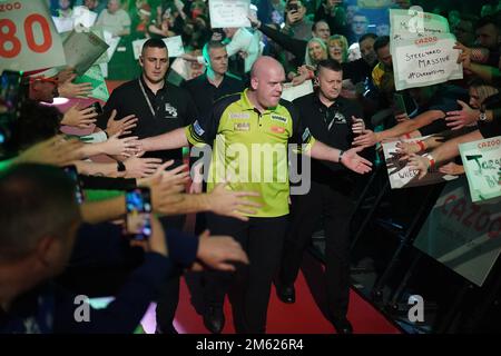 Michael van Gerwen spielt Chris Dobey am 14. Tag der Cazoo Dart-Weltmeisterschaft im Alexandra Palace, London. Foto: Sonntag, 1. Januar 2023. Stockfoto