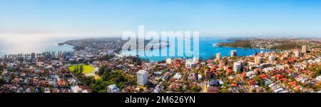 Panoramablick über den Wohnvorort Manly und den berühmten Strand an der Pazifikküste North Shore in Sydney. Stockfoto