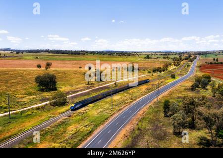 Aerial Train im mittleren Westen neben dem ganzen Highway Stockfoto