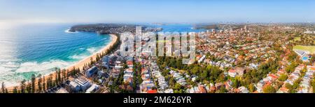 Malerischer, berühmter Manly Beach an den Northern Beaches von Sydney mit Panoramablick auf den Hafen und das entfernte CBD. Stockfoto