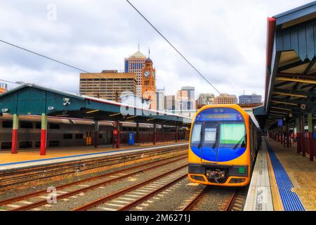 Stadtbild des Hauptbahnhofs von Sydney mit Intercity-Überlandzug an Bord des Passagierbahnhofs. Stockfoto