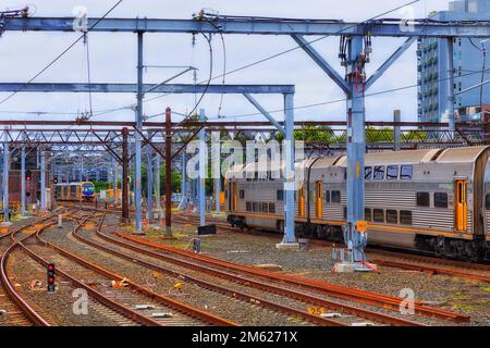 Mehrere Gleise am Sydney Central Bahnhof, wobei Sydney Passagierzüge auf der Strecke nimmt. Stockfoto