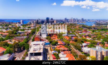 Unvergleichliches Stadtbild über den Vororten von Lower North Shore North Sydney in Australien in Richtung der Wahrzeichen von Harbour City of Sydney am Wasser. Stockfoto