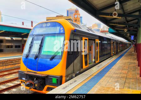 Crew-Kabine des Passagierzugs an der Einstiegsplattform des Hauptbahnhofs in Sydney, Australien. Stockfoto