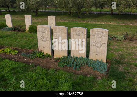 Der kanadische Militärfriedhof. Italien hat das Land gespendet, auf dem der Friedhof steht, um dem ultimativen Opfer zu danken und es zu ehren. Stockfoto