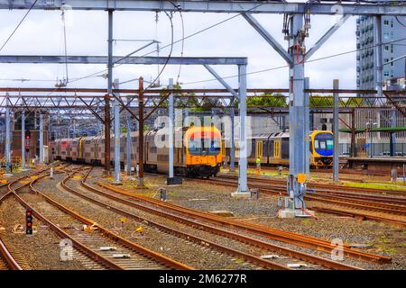 Kreuzungen und Zusammenschlüsse von Eisenbahnstrecken mit Intercity-Zügen, die vom Bahnhof Sydney aus und in Sydney ankommen. Stockfoto