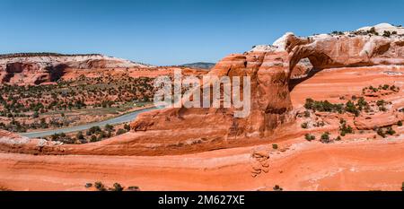 Endloser Blick auf die Wüste von Arizona, USA. Rote Felsen, meilenweit kein Leben. Stockfoto