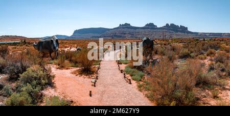 Allosaurus fragilis sowie Tyrannosaurus Rex oder T-EEX Dinosaurier in der Wüste Moab Stockfoto