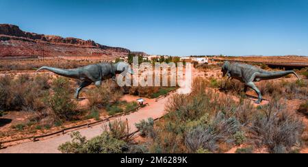 Allosaurus fragilis sowie Tyrannosaurus Rex oder T-EEX Dinosaurier in der Wüste Moab Stockfoto