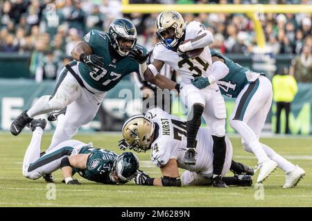 Philadelphia, Usa. 01. Januar 2023. New Orleans Saints Running Back Eno Benjamin (31 17) wird in der zweiten Hälfte der NFL-Saison am Lincoln Financial Field in Philadelphia am Sonntag, den 1. Januar 2023, von Philadelphia Eagles angegriffen, die sich gegen Javon Hargrave (97) und Trey Sermon (34) wehren. Die Heiligen gewannen 20:10. Foto: Laurence Kesterston/UPI Credit: UPI/Alamy Live News Stockfoto