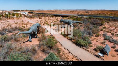 Allosaurus fragilis sowie Tyrannosaurus Rex oder T-EEX Dinosaurier in der Wüste Moab Stockfoto