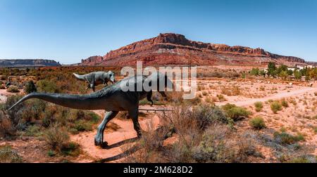 Allosaurus fragilis sowie Tyrannosaurus Rex oder T-EEX Dinosaurier in der Wüste Moab Stockfoto