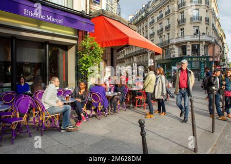 15-05-2016 Paris, Frankreich. Straßencafe in der Montmartre Straße - ein Paar Schwarze und Weiße - sonniger Mai-Tag Stockfoto