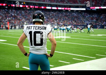 Houston, Texas, USA. Houston, Texas, USA. 1. Januar 2023. Jacksonville Jaguars Place Kicker Riley Patterson (10) beobachtet die Action vom Spielfeldrand aus während des dritten Viertels des Spiels zwischen den Houston Texans und den Jacksonville Jaguars im NRG Stadium in Houston, TX, am 1. Januar 2023. (Kreditbild: © Erik Williams/ZUMA Press Wire) Kredit: ZUMA Press, Inc./Alamy Live News Stockfoto
