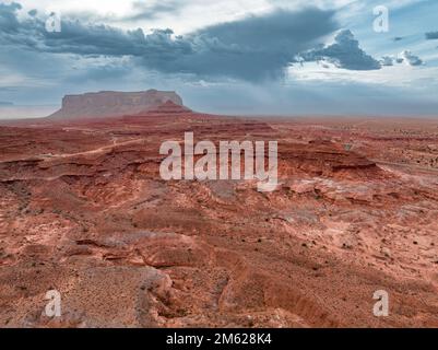Die Felsformationen im Monument Valley aus der Vogelperspektive. Stockfoto