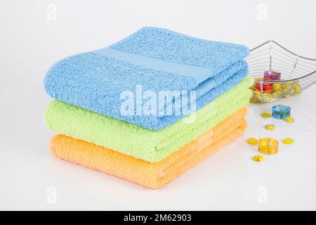 Set aus drei Handtüchern in verschiedenen Farben; Foto auf weißem Hintergrund. Stockfoto