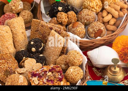 Indische Winterdelikatessen wie Tilgul, Til Mithai, Gajak, Chikki, Tilkut, Patang, Firki Und Peanuts. Erntefest Makar Sankranti, Lohri, Uttarayan, Stockfoto