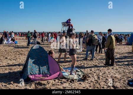 Brooklyn, New York - 1. Januar 2023: 2023 Coney Island Polar Bear Club Neujahrstag Plunge, Coney Island, Brooklyn, New York City. Stockfoto