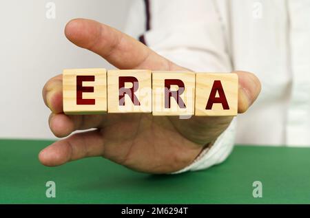 In der Hand des Mannes sind Würfel mit der Inschrift - ERRA Stockfoto