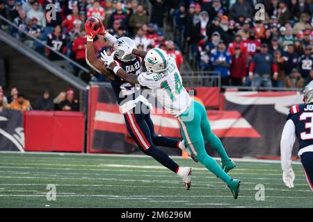 Foxborough, Massachusetts, USA. 1. Januar 2023. Massachusetts, USA; New England Patriots Safety Kyle Dugger (23) fängt einen Pass für den Miami Dolphins Wide Receiver Trent Sherfield (14) für einen Touchdown während der zweiten Hälfte in Foxborough, Massachusetts ab. Eric Canha/CSM/Alamy Live News Stockfoto