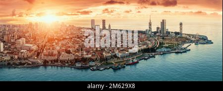 Batumi bei Sonnenuntergang, Adjara, Georgia. Panoramablick von der Drohne mit modernen Gebäuden an der Strandpromenade. Wunderschöner Ferienort am Schwarzen Meer. Stockfoto