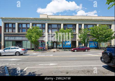 Das Ansonia Center, 712 Main Street, ist ein flaches Apartmentgebäude mit einer attraktiven Terrakotta-Fassade gegenüber der Main Street. Stockfoto