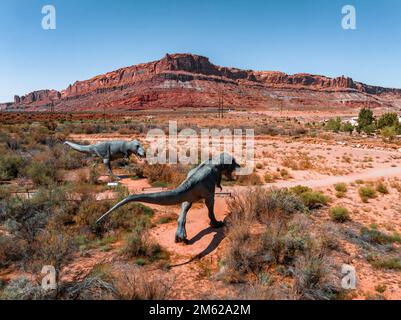 Allosaurus fragilis sowie Tyrannosaurus Rex oder T-EEX Dinosaurier in der Wüste Moab Stockfoto