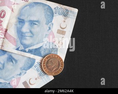 Deutschland. 01. Januar 2023. Auf diesem Foto wurden türkische Banknoten von 100 Lira mit einem Porträt von Mustafa Atatürk und einer Münze von 1 Lira gezeigt. (Foto: Igor Golovniov/SOPA Images/Sipa USA) Guthaben: SIPA USA/Alamy Live News Stockfoto