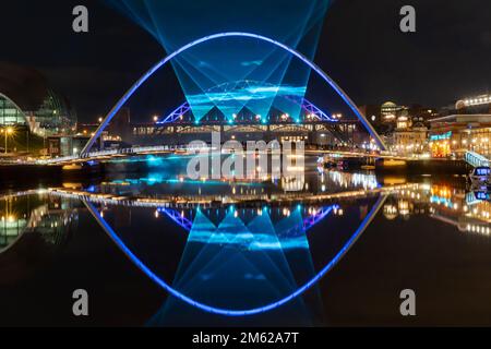 Newcastle upon Tyne, Großbritannien. 1. Januar 2023 Laser Light City, die das Gebiet zwischen der Tyne- und der Millennium-Brücke am Fluss Tyne beleuchtet. Silvester – die dritte und letzte Nacht der Veranstaltung, kam mit ruhigen und trockenen Bedingungen, die hervorragende Reflexionen im Wasser ermöglichten. Die Veranstaltung ist eine umweltbewusste Alternative zu dem Feuerwerk, das zuvor am Kai stattfand. Kredit: Hazel Plater/Alamy Live News Stockfoto