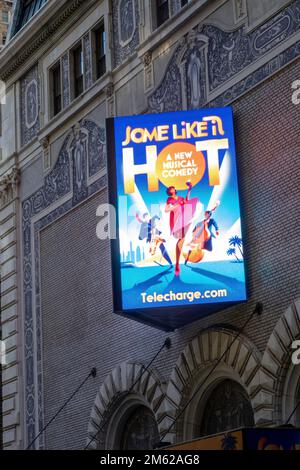 Shubert Theatre Marquee mit „Some Like IT Hot“, NYC, USA 2023 Stockfoto