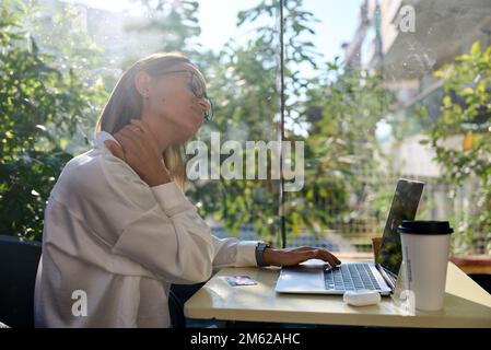 Architektin, Notebook und Nackenschmerzen in Stress, Burn-out oder überarbeitet im Büro. Kaukasierin mit Nackenschmerzen, Entzündung Stockfoto