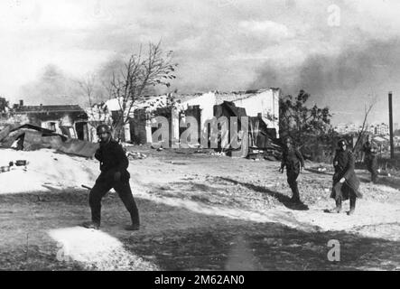 Deutsche Infanteriesoldaten marschieren in Richtung Wolga zwischen den Ruinen von Stalingrad während der Schlacht von Stalingrad im Jahr WW2 Stockfoto