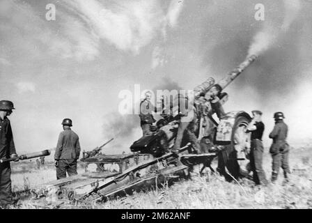 Eine Morser 18 Kaliber 210mm Langstreckenkanone, die Stalingrad während der Schlacht von Stalingrad beschießt. Stockfoto