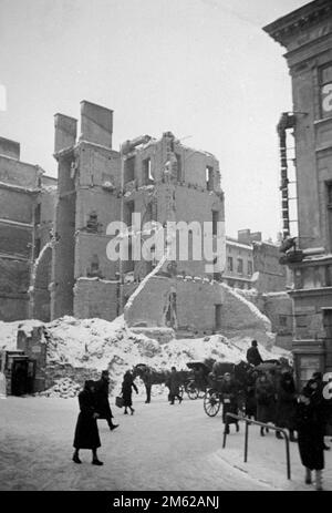 Zivilisten in den zerstörten Straßen Warschaus im Winter 1939 nach der deutschen Invasion. Stockfoto